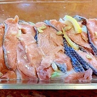 鮭を一匹丸ごと使い切る！①鮭のレモン漬け
